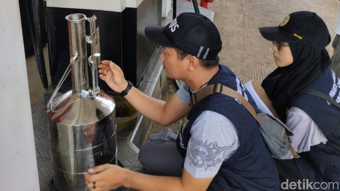 Petugas DKUKMP Ciamis memeriksa SPBU menjelang Natal danTahun Baru.