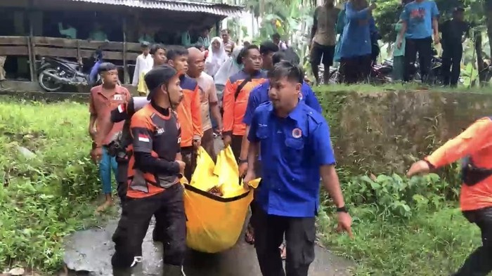 Petugas saat mengevakuasi korban. (Foto: Istimewa).
