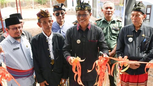Pj Bupati Lotim, Muhammad Juaini Taofik, meresmikan gedung baru SDN 2 Batuyang, Kecamatan Pringgabaya, Kamis (5/12/2024). (Edi Suryansyah/detikBali)
