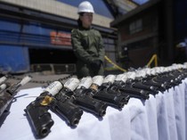 Polisi Kolombia Leburkan 23 Ribu Senjata Sitaan Jadi Bahan Konstruksi