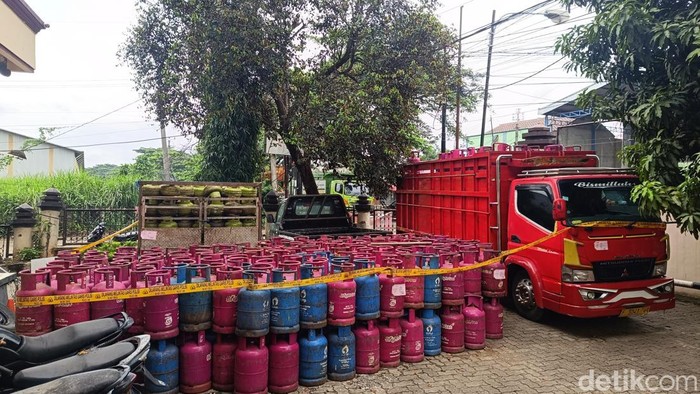 Polisi mengungkap kasus penyalahgunaan gas elpiji bersubsidi di wilayah Desa Lulut, Klapanunggal, Bogor, Jawa Barat. (Rizky Adha/detikcom)