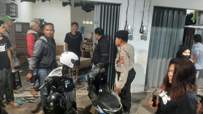 Polisi saat mendatangi lokasi pengeroyokan di kios burung, Kembaran, Tamantirto, Kasihan, Bantul. Foto diunggah Jumat (6/12/2024).