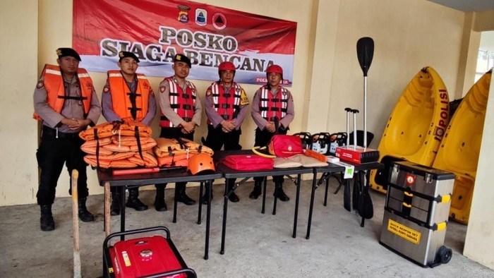 Polres Lebak membuka posko siaga bencana usai pemkab menetapkan stasus darurat bencana. (dok. Polres Lebak)