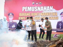 Polres Lumajang Bakar 47.169 Batang Ganja Sitaan dari Lereng Semeru