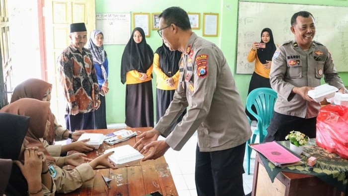 Polres Situbondo membagikan makan bergizi gratis ke pelajar