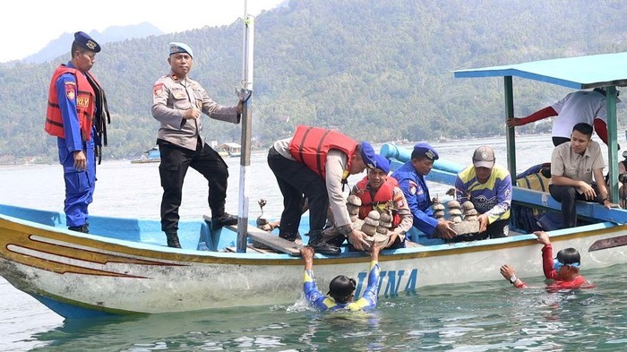 Polres Trenggalek merayakan HUT ke-74 Korps Polairud dengan transplantasi terumbu karang