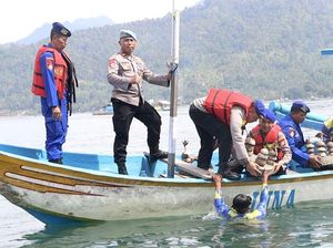 Rayakan HUT, Polairud Tanam Terumbu Karang di Pantai Mutiara Trenggalek