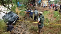 Tidak hanya merusak rumah, sebuah mobil juga hanyut terseret banjir.