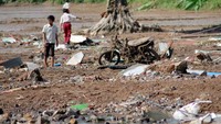 Motor juga jadi korban banjir dan tanah longsor. 