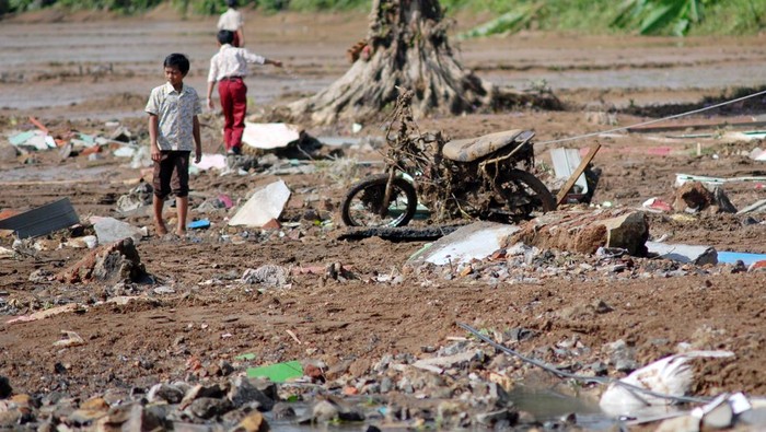 Sejumlah warga menyaksikan dampak banjir bandang di Kampung Cieurih, Desa Datarnangka, Sagaranten, Kabupaten Sukabumi, Jawa Barat, Kamis (5/12/2024). Bencana banjir bandang dan tanah longsor di sejumlah titik di wilayah Kabupaten Sukabumi pada Senin (2/12/2024) tersebut mengakibatkan tiga korban meninggal dunia dan empat orang lainnya masih dinyatakan hilang. ANTARA FOTO/Iman/Arf/YU
