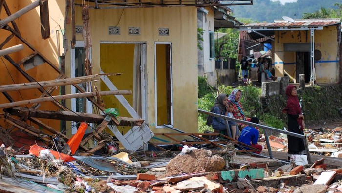 Sejumlah warga menyaksikan dampak banjir bandang di Kampung Cieurih, Desa Datarnangka, Sagaranten, Kabupaten Sukabumi, Jawa Barat, Kamis (5/12/2024). Bencana banjir bandang dan tanah longsor di sejumlah titik di wilayah Kabupaten Sukabumi pada Senin (2/12/2024) tersebut mengakibatkan tiga korban meninggal dunia dan empat orang lainnya masih dinyatakan hilang. ANTARA FOTO/Iman/Arf/YU