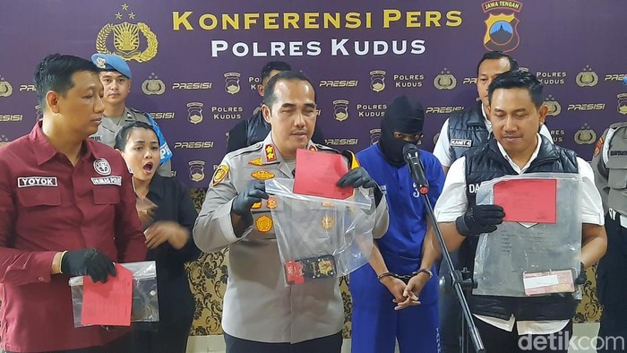 Pria berinisial DWSU (35), tersangka muncikari saat dihadirkan dalam jumpa pers Polres Kudus, Jumat (6/12/2024).