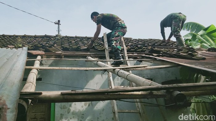 Proses pembersihan dan perbaikan bangunan terdampak Lisus di Wedi dan Gantiwarno. Klate, Jumat (6/12/2024).