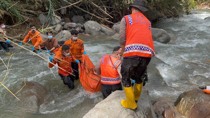 Proses pencarian para korban banjir bandang di Sibolangit. (Foto: Dok. Polda Sumut).