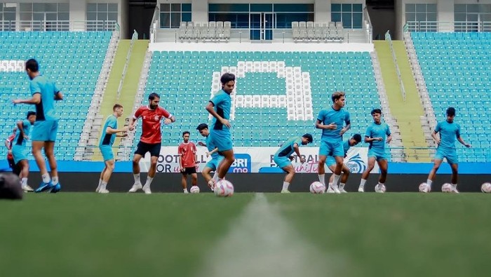 Para pemain PSIS Semarang saat menjajal rumput Stadion Batakan, Balikpapan. Foto diunggah Jumat (6/12/2024).