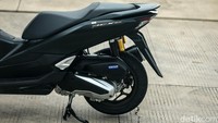 Sayangnya, bagi yang berharap PCX 160 mendapatkan fitur katup variabel VTEC, teknologi tersebut masih akan absen di PCX 160 terbaru. Honda masih percaya diri dengan mesin 157 cc eSP+, 4 katup, 1 silinder, SOHC, yang bisa memuntahkan tenaga maksimal hingga 11,8 kW di 8.500 rpm dengan torsi puncak 14,7 Nm di 6.500 rpm.  