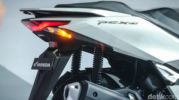 PT Astra Honda Motor merilis PCX 160 terbaru di Indonesia. Kehadiran Yamaha Nmax itu untuk merespons pasar skutik bongsor yang makin kompetitif.