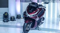 Honda PCX 160 terbaru ini memiliki sentuhan baru dengan model dual headlamp.   