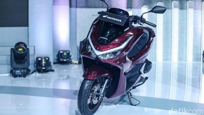 PT Astra Honda Motor merilis PCX 160 terbaru di Indonesia. Kehadiran Yamaha Nmax itu untuk merespons pasar skutik bongsor yang makin kompetitif.