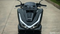 Sama seperti generasi sebelumnya, PCX 160 terbaru ini juga memiliki fitur lampu DRL LED.  