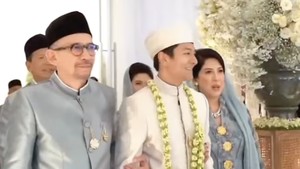 Rio Haryanto bersama keluarga masuk ke dalam lokasi acara akad nikah. Foto: dok. Instagram Nurasiauno