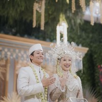 Momen bahagia menyelimuti pasangan Rio Haryanto, mantan pembalap F1 kebanggaan Indonesia, dan Athina Papadimitriou, keponakan Nur Asia Uno yang juga istri Sandiaga Uno. Pada Kamis, (5/12/2024), keduanya resmi melangsungkan pernikahan dalam balutan adat Betawi.  Foto: dok. Instagram