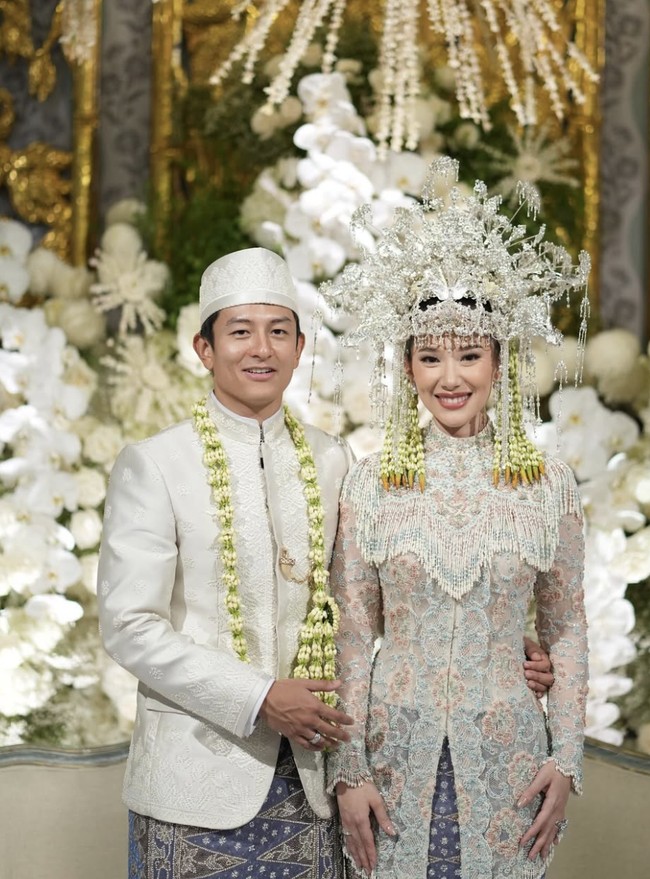 Athina melengkapi penampilannya sebagai pengantin Betawi dengan hiasan kepala bernama Siangko. Foto: dok. Instagram