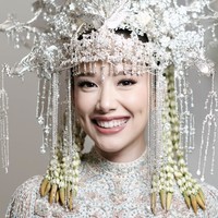 Siangko adalah mahkota tradisional yang dihiasi cadar dan burung Hong di bagian kanan dan kiri. Hiasan ini melambangkan kemakmuran dan kebahagiaan dalam rumah tangga. Foto: dok. Instagram @leoafandi_