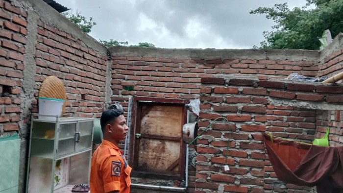 Rumah warga rusak diterjang angin kencang di Makassar.
