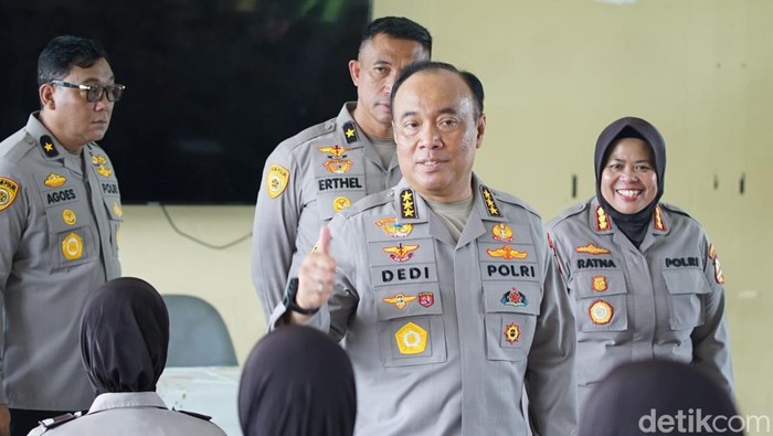 rwasum Polri Komjen Dedi Prasetyo mengunjungi Sekolah Polisi Wanita (Sepolwan), Ciputat.