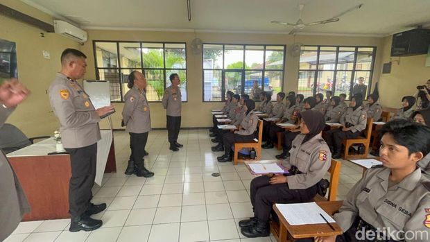 rwasum Polri Komjen Dedi Prasetyo mengunjungi Sekolah Polisi Wanita (Sepolwan), Ciputat.