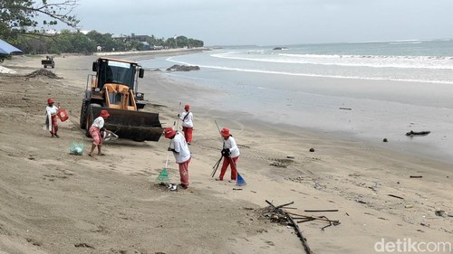 Sampah laut kiriman di Pantai Kuta, Badung, Bali yang bisa 20 ton dalam sehari, Jumat (6/12/2024). (Agus Eka/detikBali)