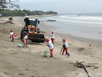 Pantai Kuta-Seminyak Dipenuhi 20 Ton Sampah Kiriman Tiap Hari