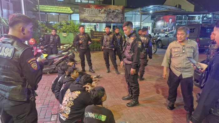 Sejumlah pemuda diduga pesilat yang diamankan usai terlibat tawuran di kawasan Kya-Kya Surabaya.