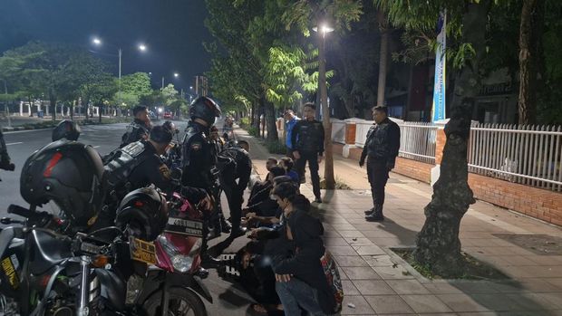 Sejumlah pemuda diduga pesilat yang diamankan usai terlibat tawuran di kawasan Kya-Kya Surabaya.