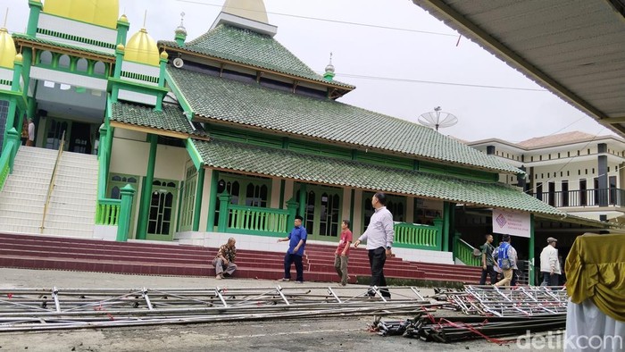 Sejumlah warga Ahmadiyah Desa Manis Lor, Kecamatan Jalaksana, Kabupaten Kuningan membongkar kembali tenda dan perangkat yang telah disiapkan untuk kegiatan Jalsah Salanah setelah mendapat larangan dari Pemerintah Kabupaten Kuningan