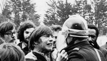 Dua sahabat masa kecil bertemu saat unjuk rasa. Satu adalah pekerja pabrik, yang lain adalah petugas anti huru hara. Mereka adalah Guy Burmieux dan Jean-Yvon Antignac. Pada tanggal 6 April 1972 di Brittany, Prancis, Guy menjadi bagian dari unjuk rasa untuk mendapatkan kondisi kerja yang lebih baik. Jean-Yvon dan petugas anti huru hara lainnya dipanggil untuk menenangkan para pengunjuk rasa. Foto: historians via Bored Panda