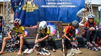 Peserta bersiap untuk mengikuti kejuaraan sepatu roda Jabar Open di Gor Saparua, Bandung, Jawa Barat, Jumat (6/12/2024)  