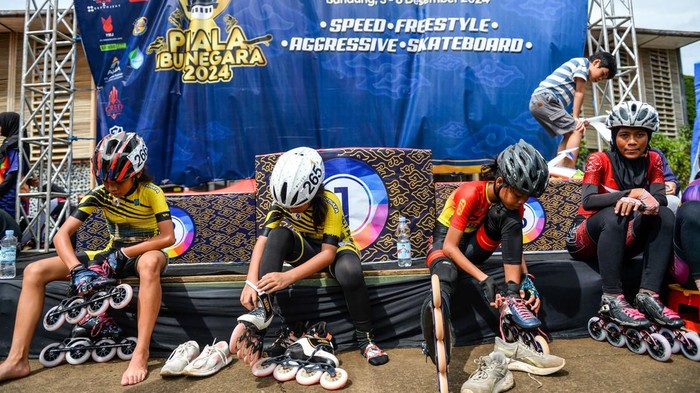 Semangat Peserta Kejurnas Sepatu Roda di Bandung Raih Gelar Juara Peserta mengikuti kejuaraan sepatu roda Jabar Open di Gor Saparua, Bandung, Jawa Barat, Jumat (6/12/2024). Kejuaraan sepatu roda nasional yang digelar oleh Persatuan Olahraga Sepatu Roda Seluruh Indonesia (Porserosi) Jawa Barat tersebut diikuti oleh 789 peserta dari 62 club sepaturoda yang ada di berbagai provinsi di indonesia serta ditujukan sebagai ajang pencarian atlet muda. ANTARA FOTO/Raisan Al Farisi/foc.