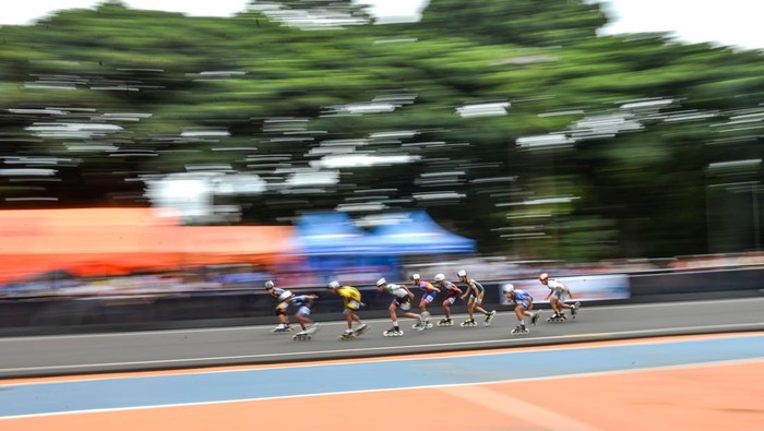 Semangat Peserta Kejurnas Sepatu Roda di Bandung Raih Gelar Juara Peserta mengikuti kejuaraan sepatu roda Jabar Open di Gor Saparua, Bandung, Jawa Barat, Jumat (6/12/2024). Kejuaraan sepatu roda nasional yang digelar oleh Persatuan Olahraga Sepatu Roda Seluruh Indonesia (Porserosi) Jawa Barat tersebut diikuti oleh 789 peserta dari 62 club sepaturoda yang ada di berbagai provinsi di indonesia serta ditujukan sebagai ajang pencarian atlet muda. ANTARA FOTO/Raisan Al Farisi/foc.