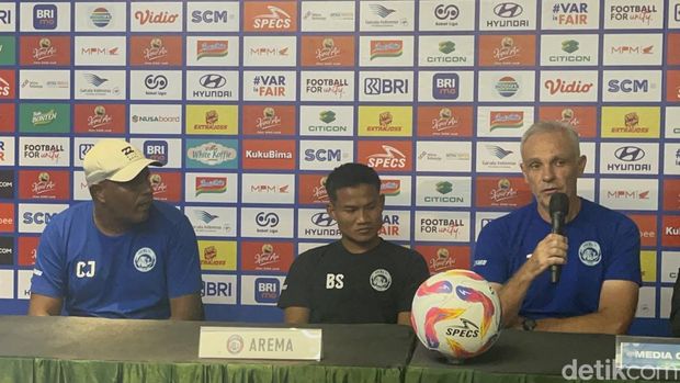 Sesi Konferensi Pers Laga Persebaya vs Arema, Joel Cornelli dan Bayu Setiawan, Pelatih dan Pemain Arema FC Jum'at (6/12/2024)