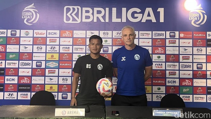 Sesi Konferensi Pers Laga Persebaya vs Arema, Joel Cornelli dan Bayu Setiawan, Pelatih dan Pemain Arema FC Jumat (6/12/2024)
