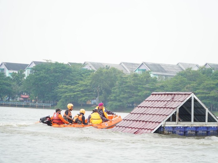 Simulasi penanganan banjir yang dilakukan BPBD Sumsel