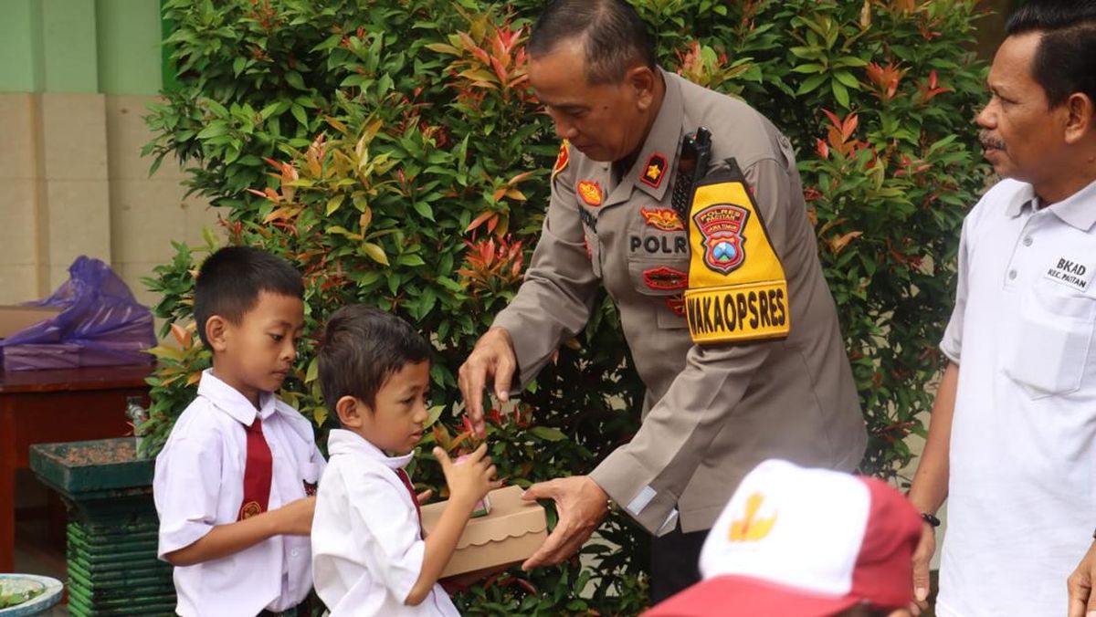 Senangnya Siswa SD di Pacitan Dapat Makan Bergizi Gratis dari Polisi