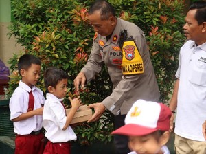 Senangnya Siswa SD di Pacitan Dapat Makan Bergizi Gratis dari Polisi