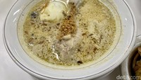 Salah satu menu yang wajib dicoba ada Opor Susu Ayam Legendaris (Rp 45.000).   Foto: detikFood