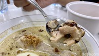 Selain itu rasa unik dari opor ini muncul dari ayam asap yang ekstra ‘smokey’ dan sedikit kering.  Foto: detikFood