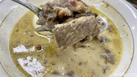 Di menu ini menggunakan daging sapi opor, lidah sapi, paru sapi, telur rebus dengan taburan bawang goreng di atasnya. Foto: detikFood