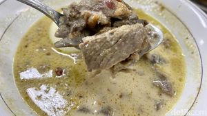 Sluup! Gurih Mantap Opor Ayam dan Sapi Kuah Susu di Jaksel