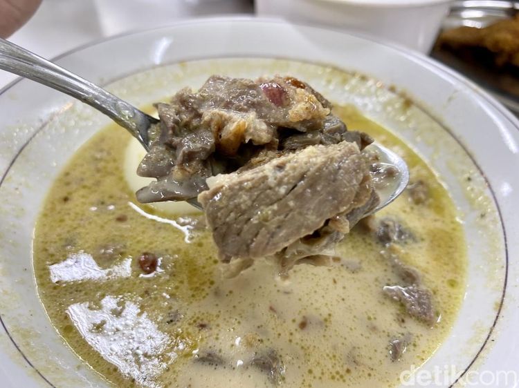 Sluup! Gurih Mantap Opor Ayam dan Sapi Kuah Susu di Jaksel